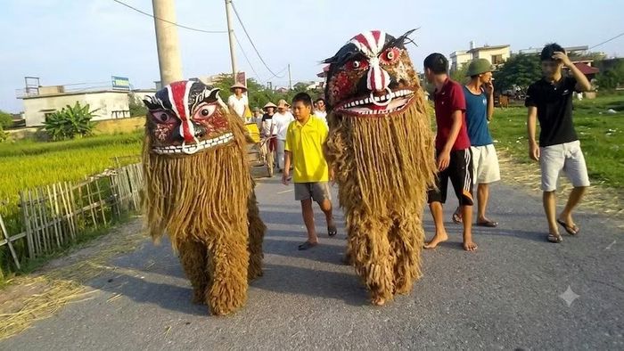 Hình ảnh sư tử được làm từ sợi đay, mo cau, dây mây trong dịp Trung thu tại làng Búng.