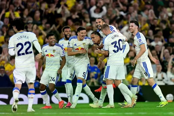 Các cầu thủ Leeds ăn mừng trong chiến thắng 4-1 trước Newcastle, trận đấu đưa đội chủ sân Elland Road lên thứ 3 Ngoại hạng Anh. Ảnh: Getty Images.