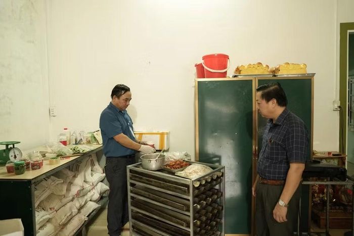 Lãnh đạo UBND xã Cam Lộ kiểm tra tại cơ sở bánh mì sau khi xảy ra vụ việc.
