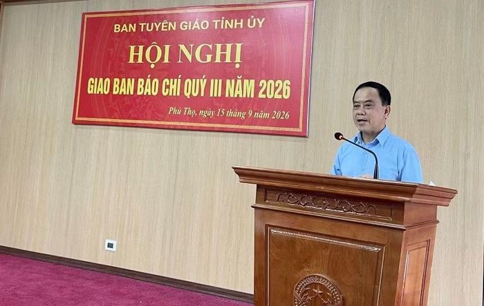 Đại tá Trần Ngọc Minh, Phó Chính ủy Bộ Chỉ huy Quân sự tỉnh Phú Thọ thông tin tại hội nghị.