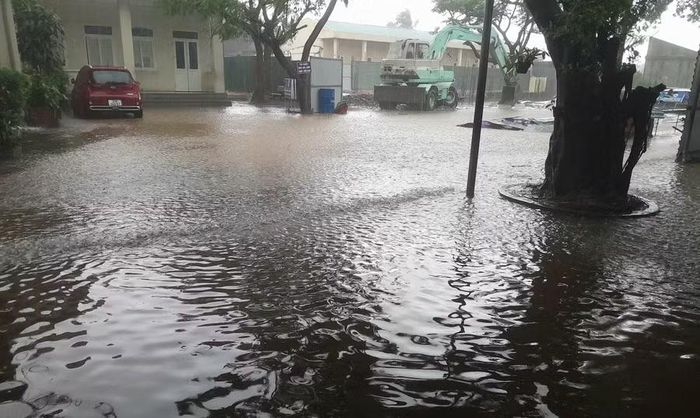 Tại Phân hiệu 2 Tiểu học Hải Hà - Trường Tiểu học Nghi Sơn cũng bị nước ngập sâu.
