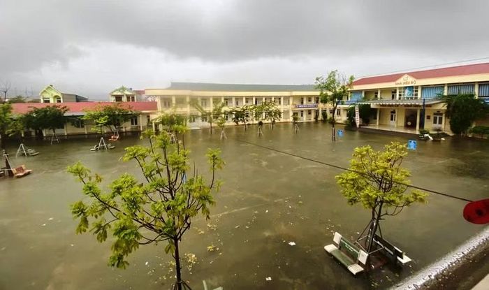 Nước ngập trắng băng ở Trường Tiểu học Nghi Sơn (Thanh Hóa) sáng 15/9.