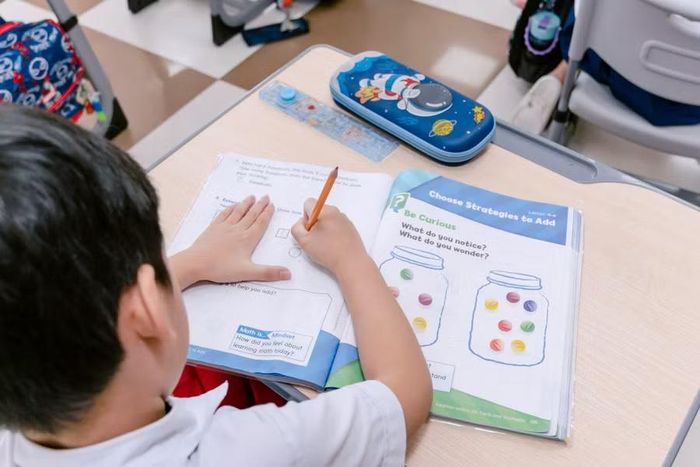 Trong thời gian chờ bản in, SGK điện tử được cung cấp miễn phí tại địa chỉ taphuan.nxbgd.vn/tap-huan