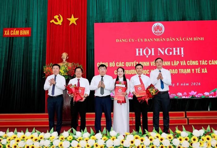 Xã Cẩm Bình cũng công bố các quyết định bổ nhiệm cán bộ quản lý tại các đơn vị trường học trên địa bàn.