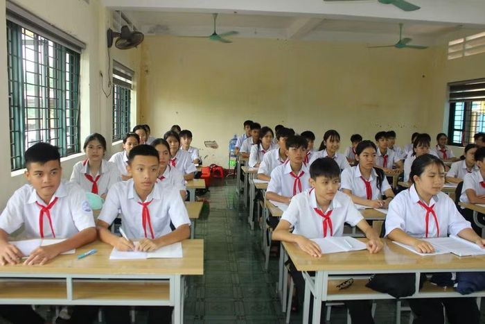Trường THCS Cẩm Bình, đơn vị được thành lập trên cơ sở sáp nhập Trường THCS Cẩm Bình và Trường THCS Đại Thành.