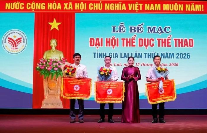 Ban tổ chức tặng cờ Nhất, Nhì, Ba toàn đoàn khối các phường, ngành.