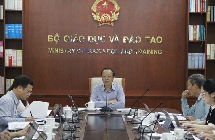 Thứ trưởng Thường trực Bộ GD&ĐT Phạm Ngọc Thưởng phát biểu tại cuộc họp.