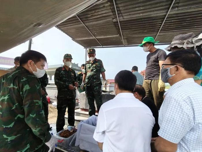 Lực lượng chức năng tổ chức khai quật, cất bốc ngôi mộ tập thể. Ảnh: Quang Cường, Bộ CHQS Đà Nẵng