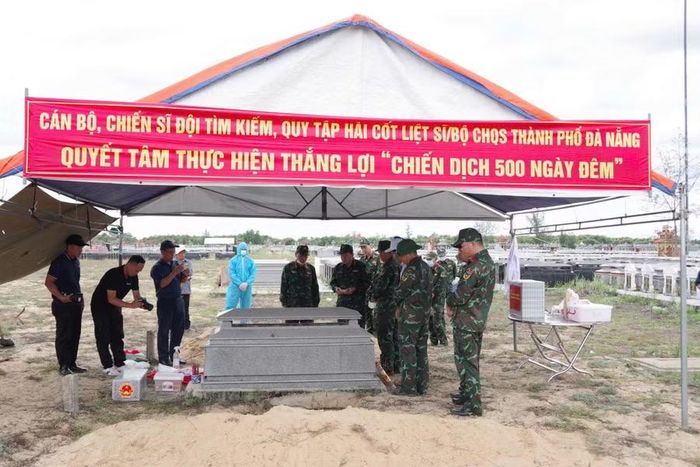 Lực lượng Bộ đội thực hiện lấy mẫu ADN. Ảnh: Quang Cường, Bộ CHQS Đà Nẵng