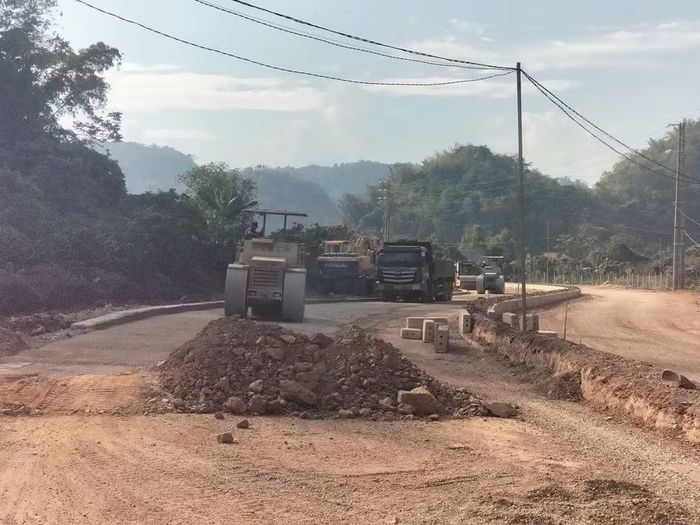Ban bố trí máy móc thực hiện tu sửa, nâng cấp đường Quốc lộ.
