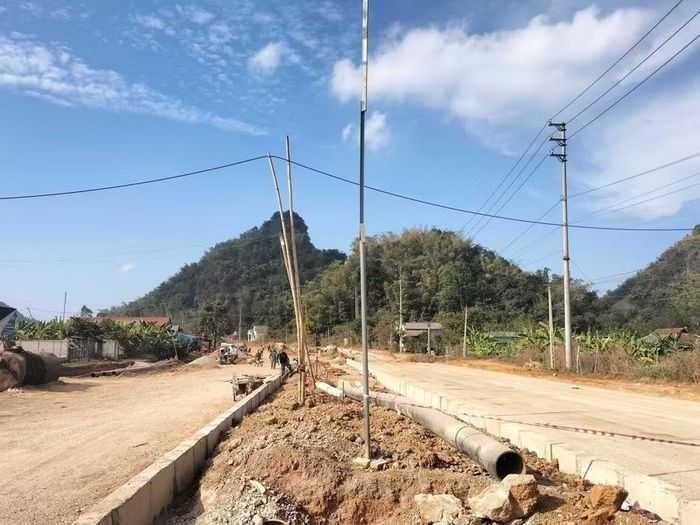 Thi công nâng cấp tuyến đường giao thông phục vụ Nhân dân đi lại.