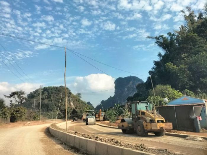 Đường sá được nâng cấp rộng rãi, tạo điều kiện cho người dân đi lại.