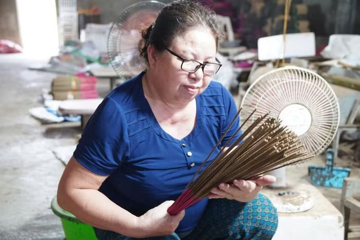 Hương bài đang trở thành sinh kế của nhiều gia đình ở xã Như Xuân.