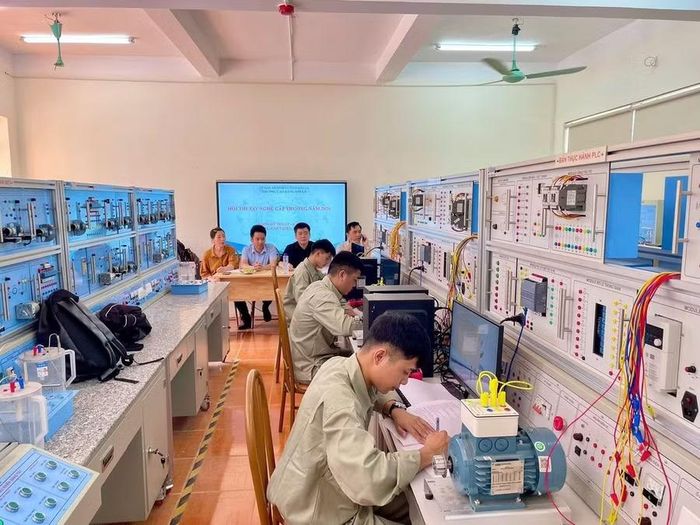 Sinh viên được học tập và thực hành trên thiết bị hiện đại tại trường.