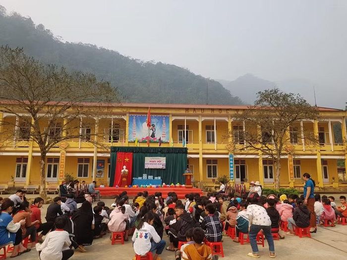 Ngày hội “Viết chữ đẹp - Đọc và làm theo báo Đội - Thiếu nhi vui khỏe - Tiến bước lên Đoàn” Trường PTDTBT TH&THCS Xuân Sơn.
