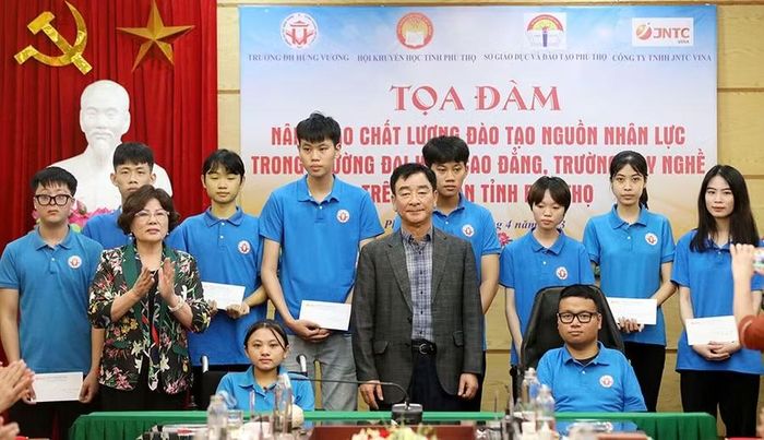 Trao học bổng cho sinh viên có hoàn cảnh khó khăn tại Phú Thọ. Ảnh: Sở GD&ĐT PT.