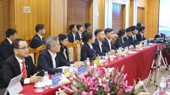 Các đại biểu và thí sinh tham dự buổi lễ.