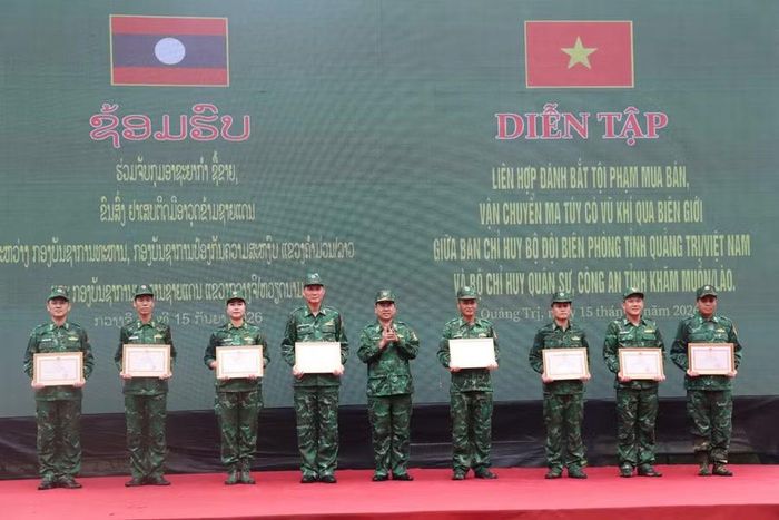 Thiếu tướng Võ Tiến Nghị trao Bằng khen của Bộ Tư lệnh Bộ đội Biên phòng cho các tập thể, cá nhân.