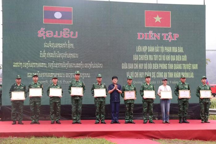 Ông Lê Văn Bảo, Phó Chủ tịch UBND tỉnh trao Bằng khen cho các tập thể cá nhân.