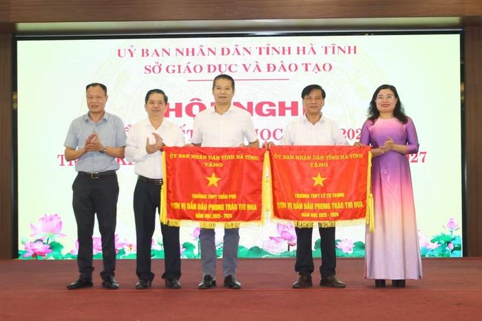 Các đơn vị đón nhận Cờ thi đua xuất sắc của UBND tỉnh trong năm học 2025-2026.