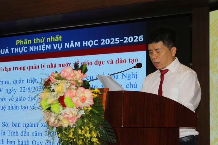 Ông Nguyễn Hồng Cường - Phó Giám đốc Sở GD&ĐT Hà Tĩnh báo cáo kết quả năm học 2025-2026 tại Hội nghị.