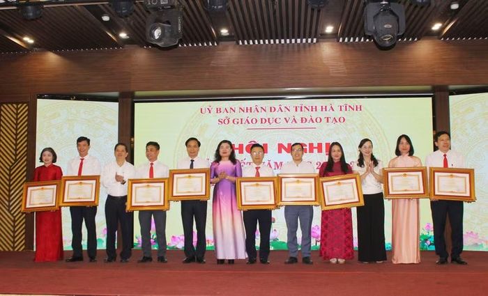Đại diện lãnh đạo UBND tỉnh, Sở GD&ĐT Hà Tĩnh trao Bằng khen của Thủ tướng Chính phủ cho các cá nhân.