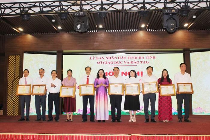 Các cá nhân, tập thể có thành tích xuất sắc trong công tác giáo dục và đào tạo đón nhận Bằng khen của Bộ GD&ĐT và UBND tỉnh.