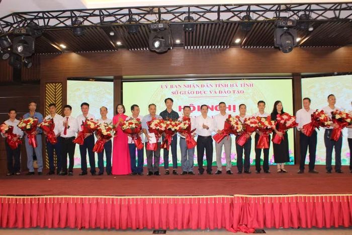 Lãnh đạo Sở GD&ĐT tặng hoa và tri ân những nhà giáo nguyên là cán bộ quản lý các đơn vị trường học đã tình nguyện viết đơn xin nghỉ hoặc nhận công tác dạy học sau sáp nhập.