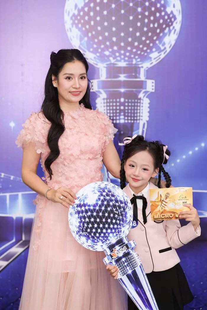 MC Thanh Mai trao vé vàng cho Tuệ Anh.