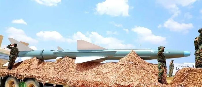 Lực lượng Houthi ở Yemen trình diễn tên lửa phòng không thuộc tổ hợp S-75 được cải tiến thành tên lửa đạn đạo Mohit.