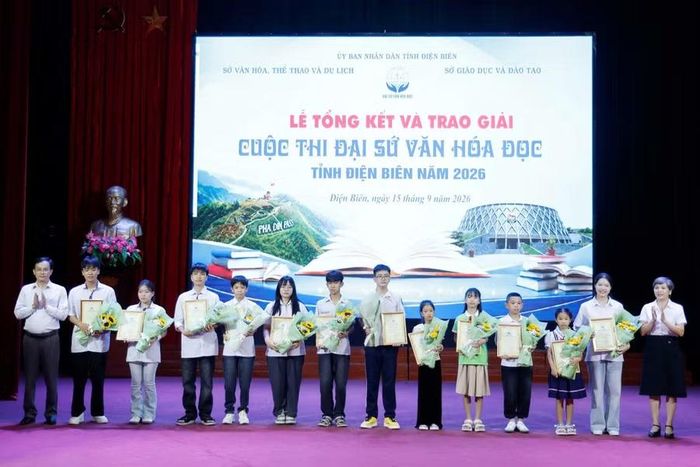Ban tổ chức vinh danh những gương mặt tiêu biểu.