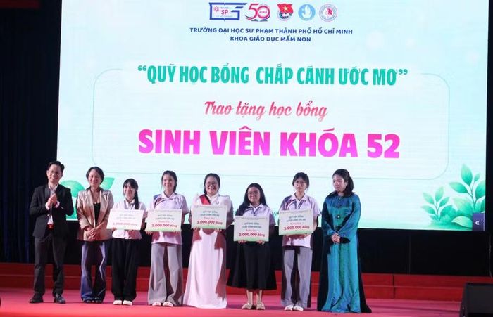 Các sinh viên có điểm đầu vào cao được nhận nhiều khoản học bổng