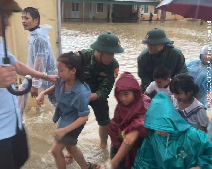 Giáo viên và học sinh được đưa ra cổng trường an toàn.