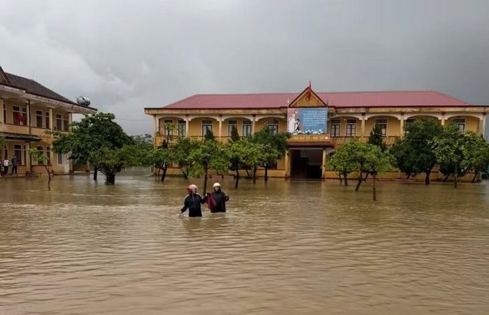 Trường THCS Sông Trí (tổ dân phố Hải Thanh, phường Sông Trí) bị ngập sâu do mưa lớn.