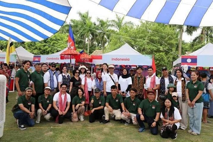 Tập thể thành viên Đại sứ quán Indonesia tại Việt Nam tham gia Ngày Gia đình ASEAN. (Ảnh: Thảo Anh)
