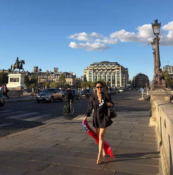 Diva Hồng Nhung sành điệu dạo phố Paris, Pháp.