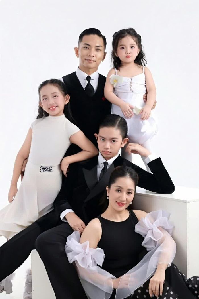 Gia đình kiện tướng Khánh Thi - Phan Hiển chụp bộ ảnh mới.