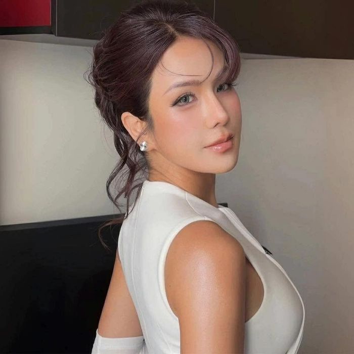 Người đẹp Diệp Lâm Anh xinh đẹp, gợi cảm.