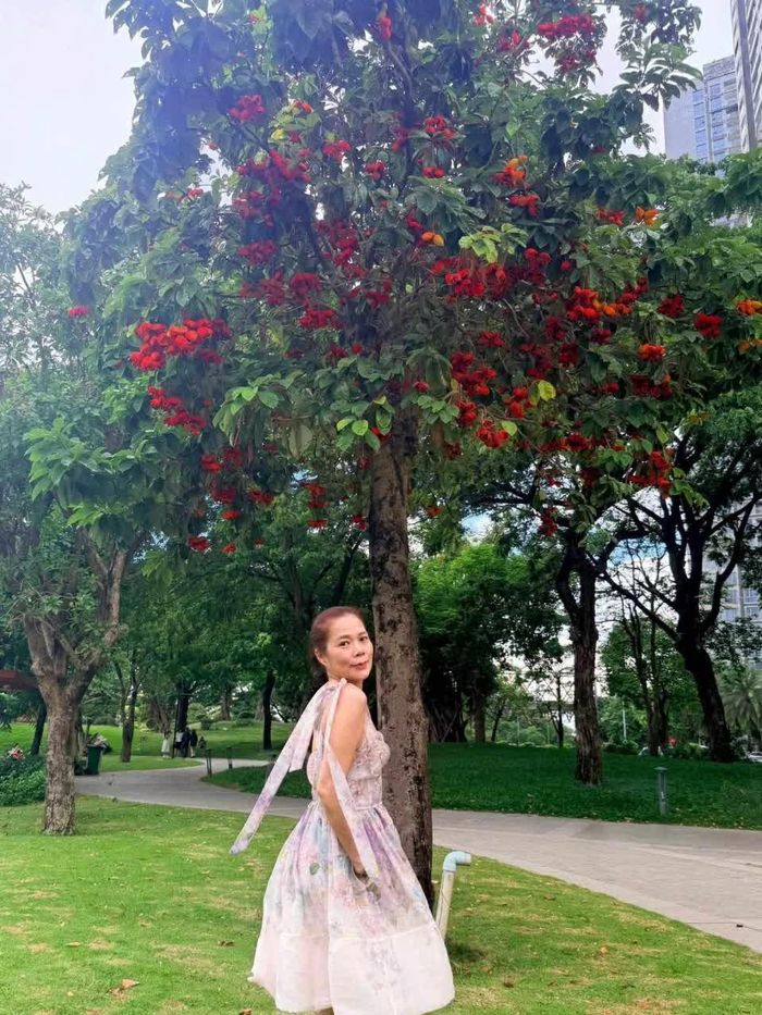 Ca sĩ Mỹ Lệ được khen trẻ trung.