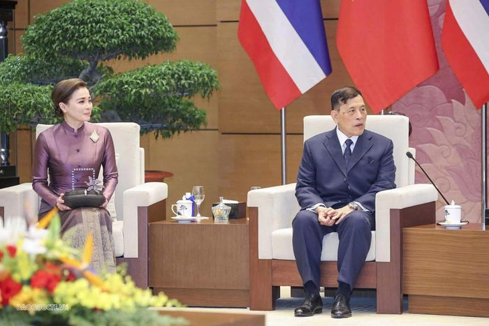 Sự hiện diện của Nhà vua Maha Vajiralongkorn và Hoàng hậu tại Hà Nội cũng đánh dấu chuyến thăm cấp cao thứ ba của các nhà lãnh đạo Thái Lan tới Việt Nam chỉ trong vòng hơn ba tháng, sau các chuyến thăm chính thức Việt Nam của Thủ tướng Anutin Charnvirakul (8-9/6) và Chủ tịch Quốc hội kiêm Chủ tịch Hạ viện Sophon Zaram (5-7/8).