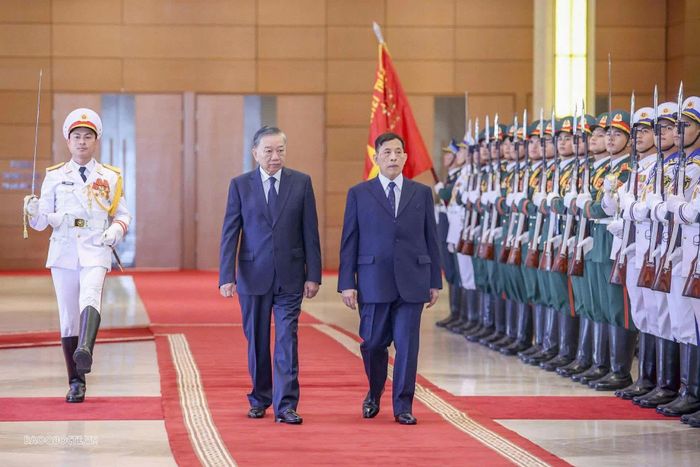 Sau đó, Đội trưởng Đội danh dự Quân đội nhân dân Việt Nam tiến đến báo cáo và mời duyệt đội danh dự. Tiếp đó, Tổng Bí thư, Chủ tịch nước Tô Lâm cùng Nhà vua Vương quốc Thái Lan lần lượt giới thiệu thành phần Đoàn cấp cao hai nước tham dự Lễ đón. Ngay sau lễ đón, hai nhà lãnh đạo dẫn đầu đoàn đại biểu cấp cao hai nước tiến hành hội đàm.
