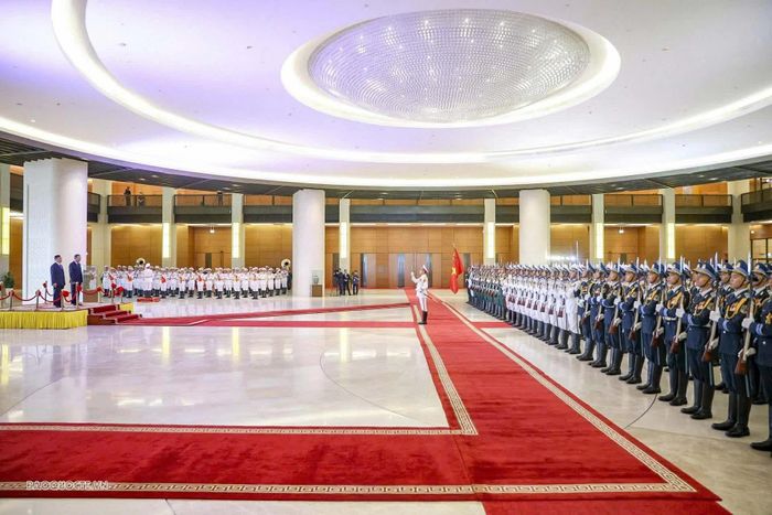 Tại Nhà Quốc hội, Tổng Bí thư, Chủ tịch nước Tô Lâm và Phu nhân nồng nhiệt chào đón Nhà vua Vương quốc Thái Lan Maha Vajiralongkorn Phra Vajiraklaochaoyuhua và Hoàng hậu. Lễ đón chính thức được tổ chức trọng thể.