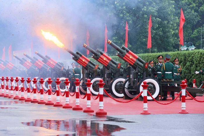 Quân nhạc lần lượt cử quốc thiều Thái Lan và quốc thiều Việt Nam, đồng thời 21 loạt đại bác được bắn từ Hoàng thành Thăng Long chào đón Nhà vua Vương quốc Thái Lan và Hoàng hậu thăm cấp Nhà nước Việt Nam. (Nguồn: TTXVN)