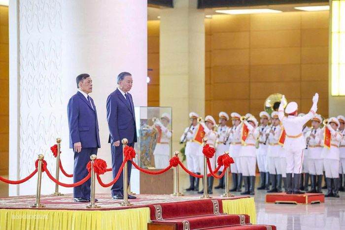 Trong tiếng quân nhạc chào mừng, Nhà vua Vương quốc Thái Lan và Hoàng hậu cùng Tổng Bí thư, Chủ tịch nước Tô Lâm và Phu nhân tiến về bục danh dự. Hai nhà lãnh đạo cùng bước lên bục danh dự.