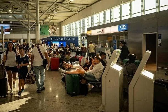 Hành khách chờ chuyến bay tại sảnh khởi hành của Sân bay quốc tế Eleftherios Venizelos ở vùng Spata, gần thủ đô Athens, Hy Lạp, ngày 21/8. (Nguồn: Getty Images)