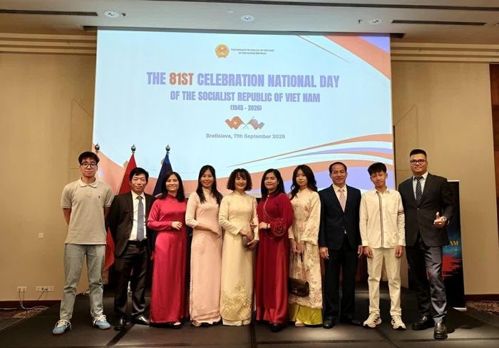 Các cán bộ cùng gia đình của Đại sứ quán Việt Nam tại Slovakia chụp ảnh chung. (Nguồn: Đại sứ quán Việt Nam tại Slovakia)