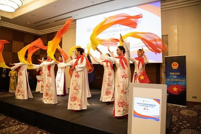 Tiết mục múa truyền thống do Hội phụ nữ Việt Nam tại Bratislava biểu diễn. (Nguồn: Đại sứ quán Việt Nam tại Slovakia)