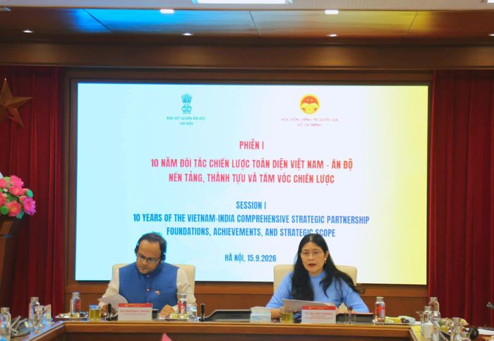 TS. Bùi Việt Hương và Phó Đại sứ Ấn Độ tại Việt Nam Bastian Nonginiyil Chacko đồng chủ trì Phiên thảo luận thứ nhất của Hội thảo. (Ảnh: Trung Anh)