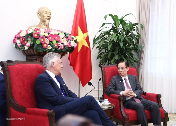 Bộ trưởng Lê Hoài Trung ghi nhận và đánh giá cao những đóng góp thực chất của Tập đoàn Mastercard đối với sự phát triển kinh tế - xã hội của Việt Nam. (Ảnh: Thành Long)