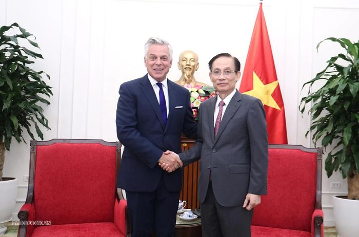 Uỷ viên Bộ Chính trị, Bộ trưởng Ngoại giao Lê Hoài Trung tiếp ông Jon M. Huntsman, Phó Chủ tịch kiêm Chủ tịch phụ trách Tăng trưởng chiến lược Tập đoàn Mastercard. (Ảnh: Thành Long)